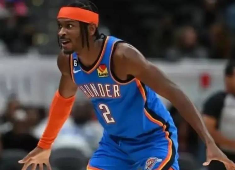 莱万双响 莱万双响